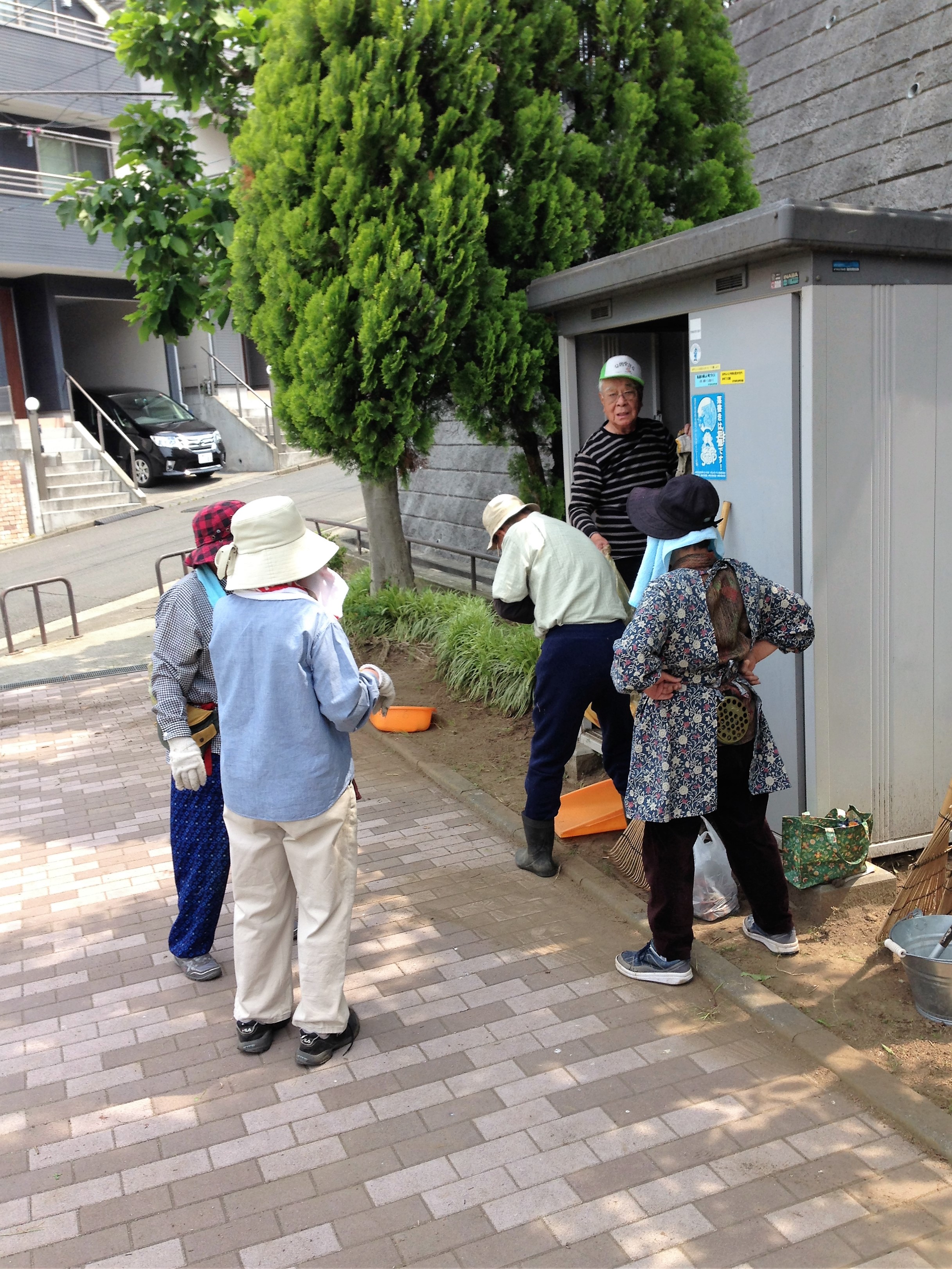 公園愛護会は公園清掃を5月23日（月）に実施しました